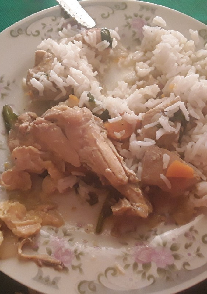Una foto de Pollo con verduras y arroz