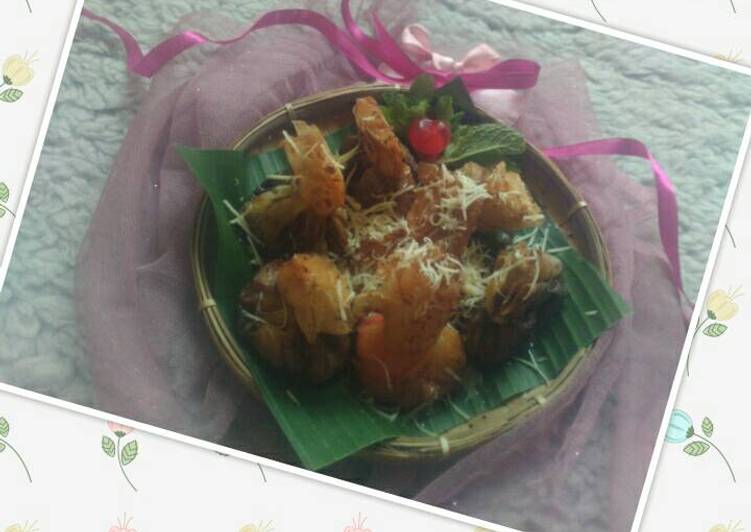 Pisang aroma isi coklat, selai strawberry tabur keju