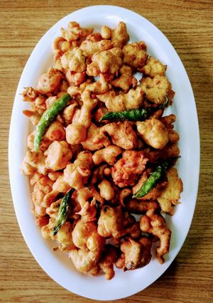 A picture of Kanda bhajiya.