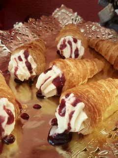 Una foto de Conos de hojaldre rellenos de trufa blanca