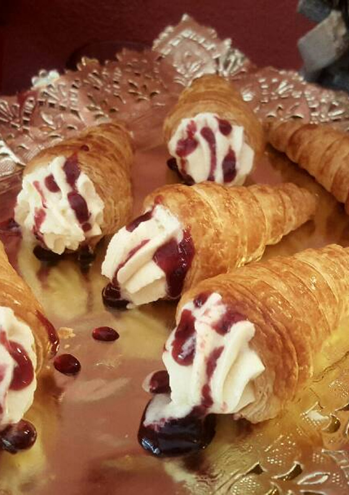 Una foto de Conos de hojaldre rellenos de trufa blanca