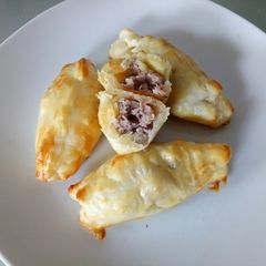 A picture of Sausage and apple mini pasties.