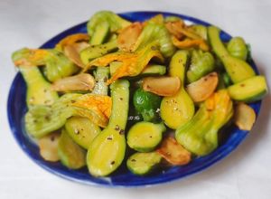 Hình của món Đọt bí NỤ xào tỏi.