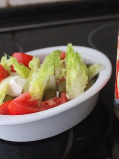 Una foto de Ensalada de tomate y queso con vinagre de arroz