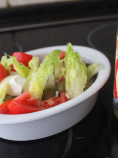 Una foto de Ensalada de tomate y queso con vinagre de arroz