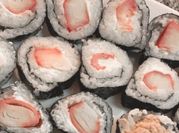 Una foto de sushi de kanikama