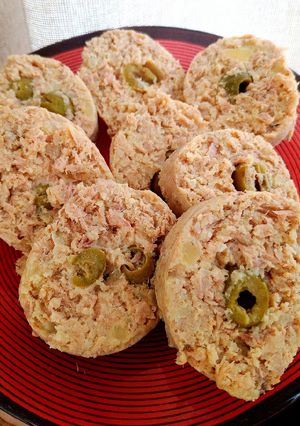 Foto di Salame di tonno, patate e olive verdi