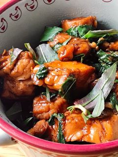 Hình của món Thịt Gà Kho Rau Răm.