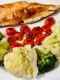 Lubina con cherry a la plancha, brócoli y coliflor
