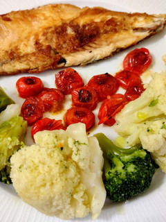 Una foto de Lubina con cherry a la plancha, brócoli y coliflor