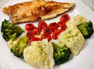 Una foto de Lubina con cherry a la plancha, brócoli y coliflor