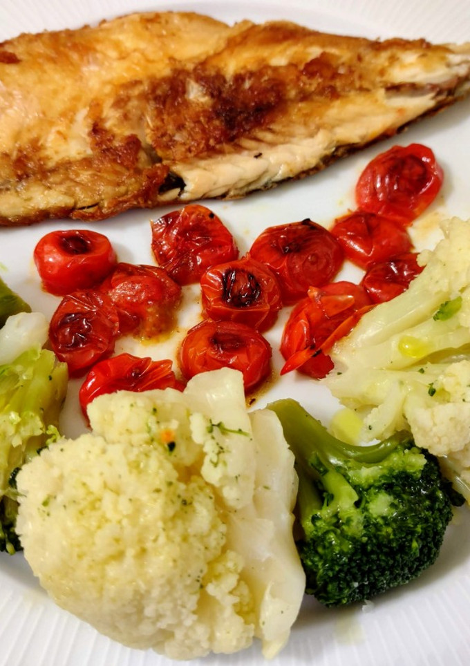 Una foto de Lubina con cherry a la plancha, brócoli y coliflor