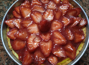 Una foto de Tarta de frutillas 🍓🐞😍🍓🐞😍🍓🐞😍💛❤️💚💛❤️💚