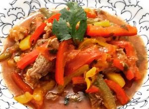Foto de Guisado de Pimentões de três cores com tiras de Coxão mole e Especiarias