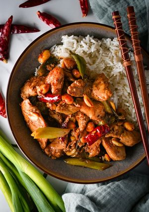 A picture of Kung Pao Chicken 🌶️🥡🍗.