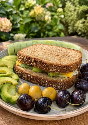 صورة لوصفة ساندويتش البيض مع الشيدر والأفوكادو 🥪🍳🥑🍒🥒