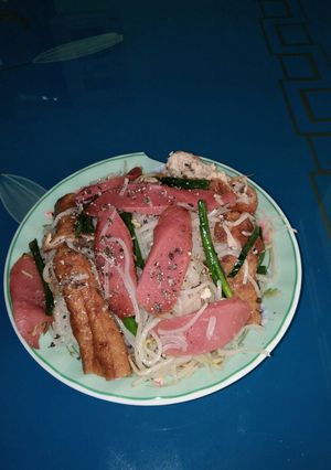 Hình của món Giá hủ tiếu xào xúc xích.