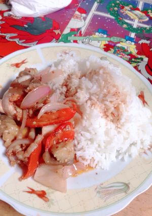 Una foto de Pollo salteado con berenjena