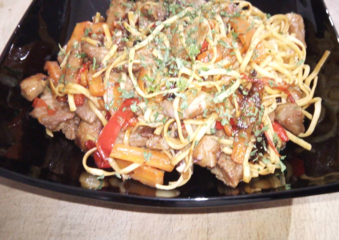Noddles con verduritas a la mantequilla y secreto ibérico marinado al Wok
