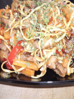 Una foto de Noddles con verduritas a la mantequilla y secreto ibérico marinado al Wok
