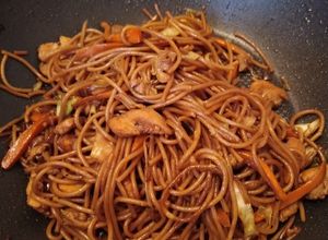 Csirkés, zöldséges kínai pirított tészta recept fotója