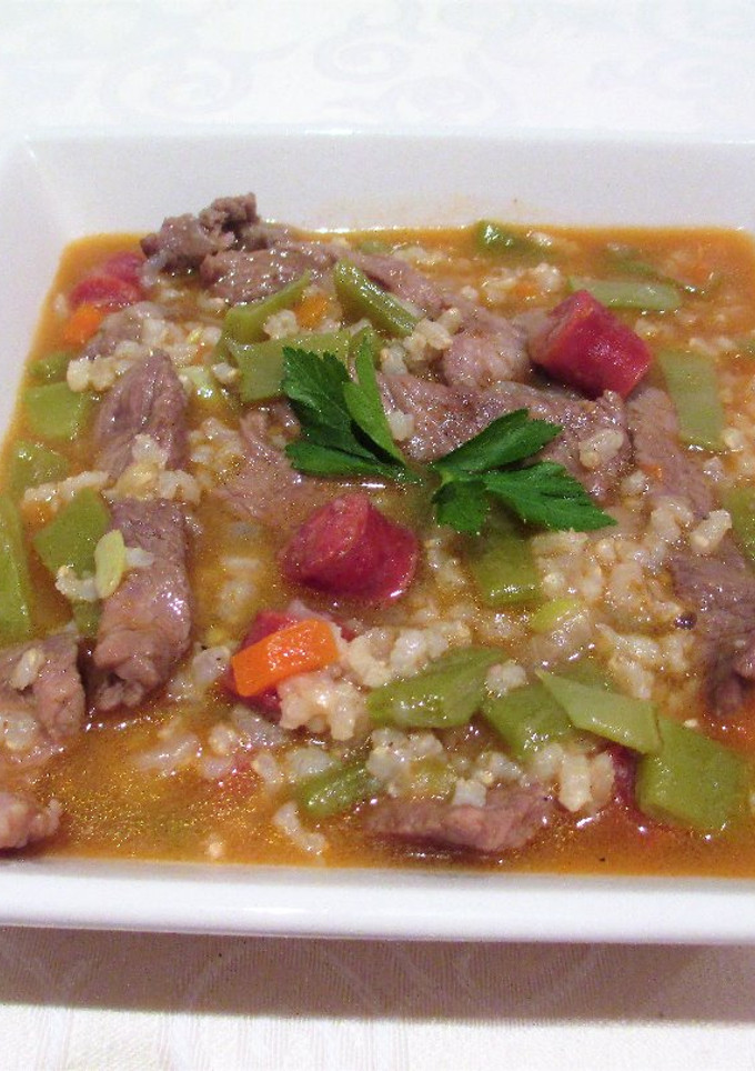 Una foto de Guiso de ternera y chistorra con verduras y arroz integral