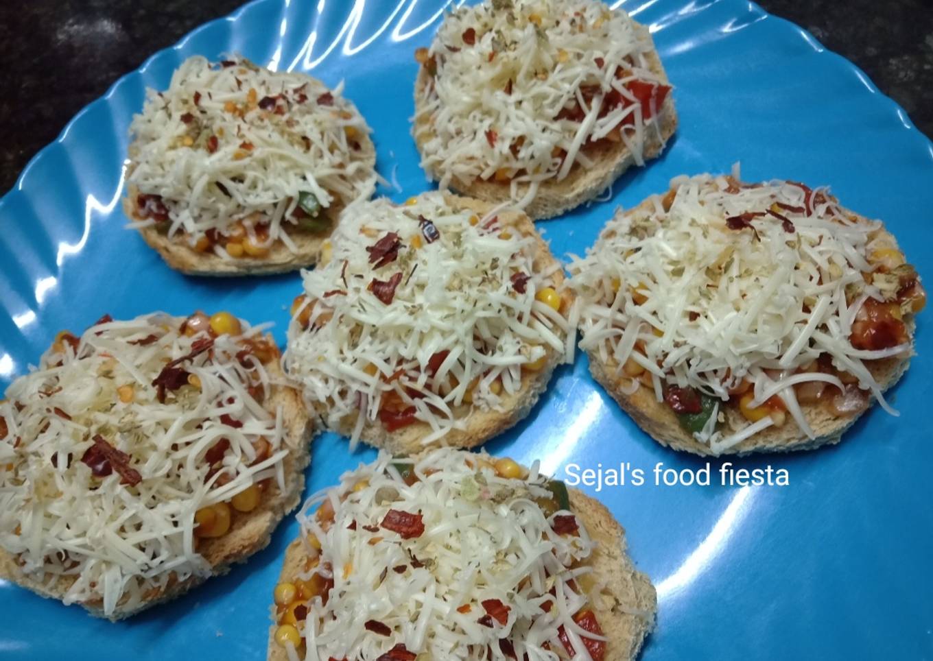 Cheesy bread pizza