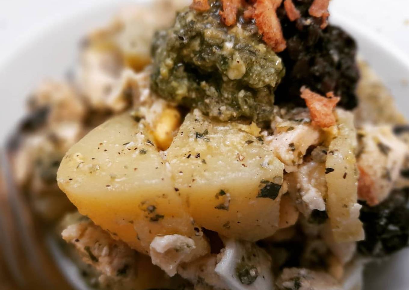 Ensalada de patata y pollo con pesto y olivada