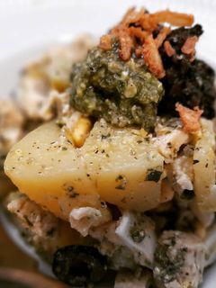 Una foto de Ensalada de patata y pollo con pesto y olivada