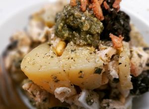 Una foto de Ensalada de patata y pollo con pesto y olivada