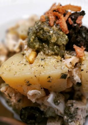 Una foto de Ensalada de patata y pollo con pesto y olivada