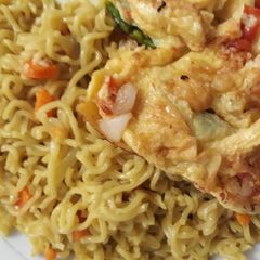 A picture of Indomine with fried egg.
