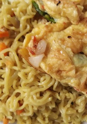 A picture of Indomine with fried egg.