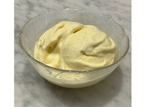 Foto di Gelato alla vaniglia con gelatiera🍨