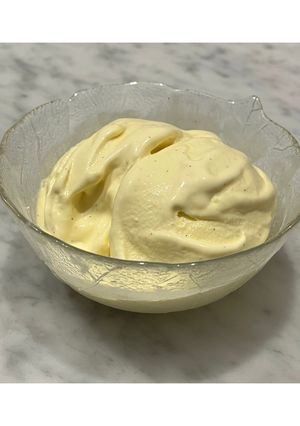 Foto di Gelato alla vaniglia con gelatiera🍨