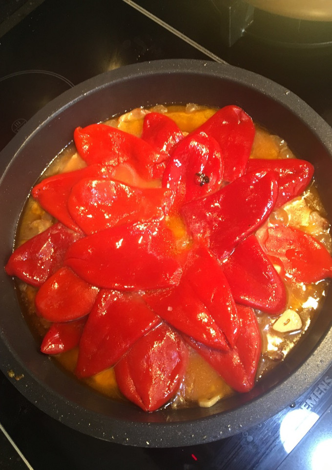 Una foto de Lomo con pimientos del piquillo😋