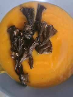 Una foto de Crema de calabaza con trompetas de la muerte