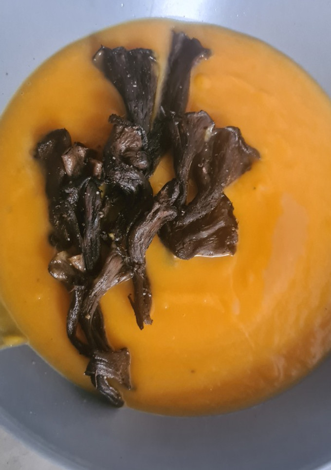 Una foto de Crema de calabaza con trompetas de la muerte