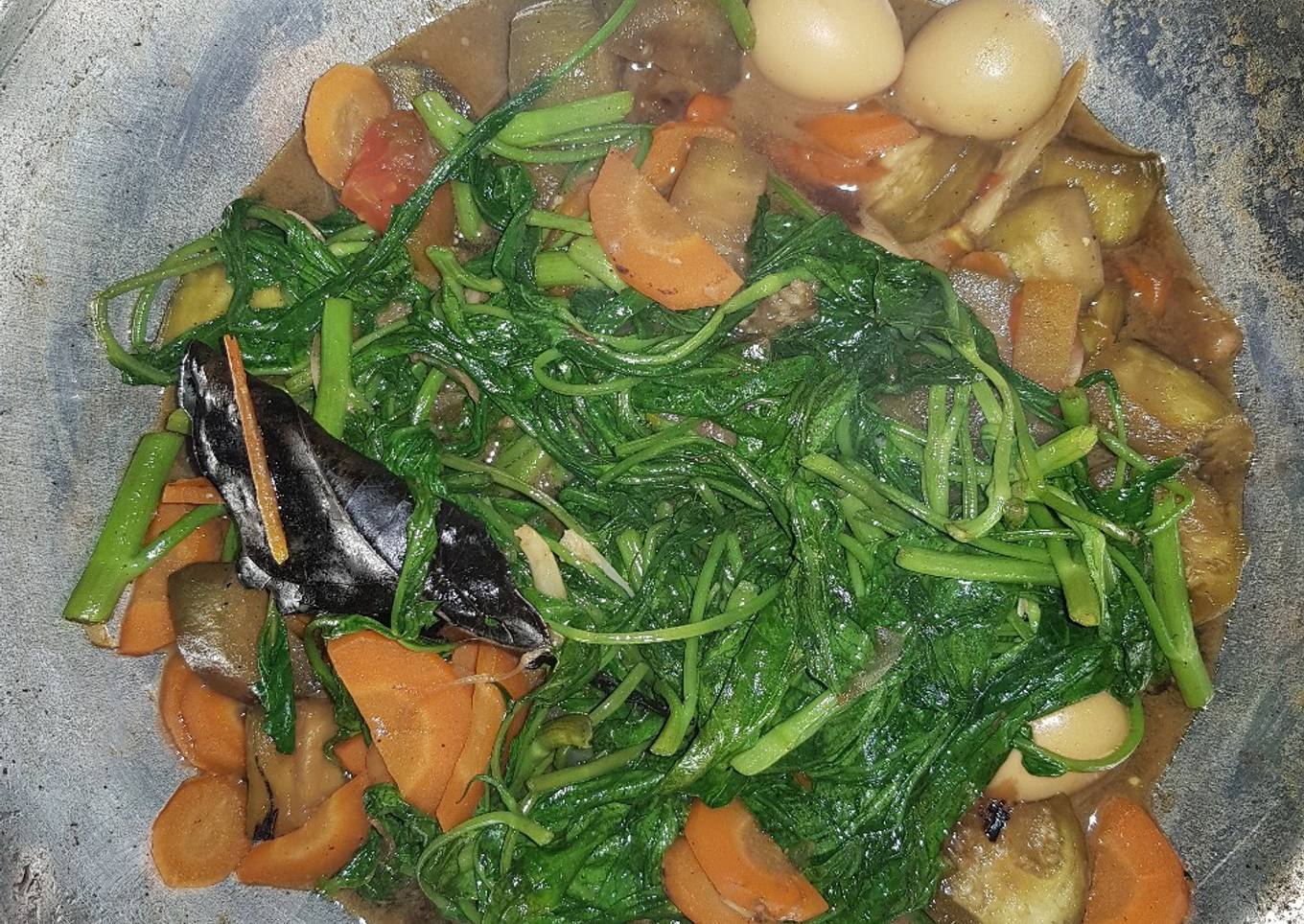 5. Goreng kecap dengan kol dan terong dalam wajan