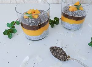 O poză a rețetei Budinca de chia cu mango, banana și carob.