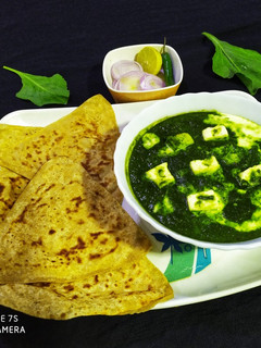 A picture of Palak Paneer with Paratha.