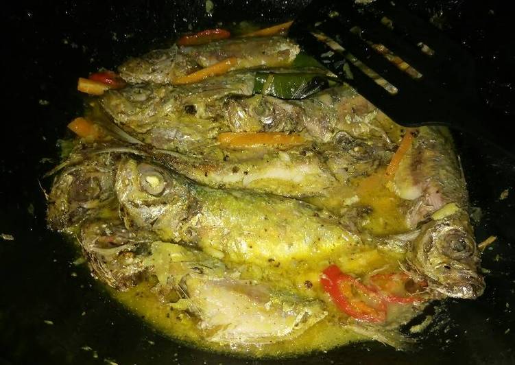 Proses Menyiapkan Ikan kembung acar kuning yang Lezat Sekali