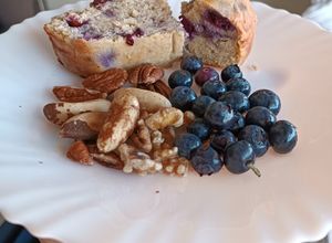 Foto principal de Bizcocho de plátano y arándanos sin gluten ni mantequilla