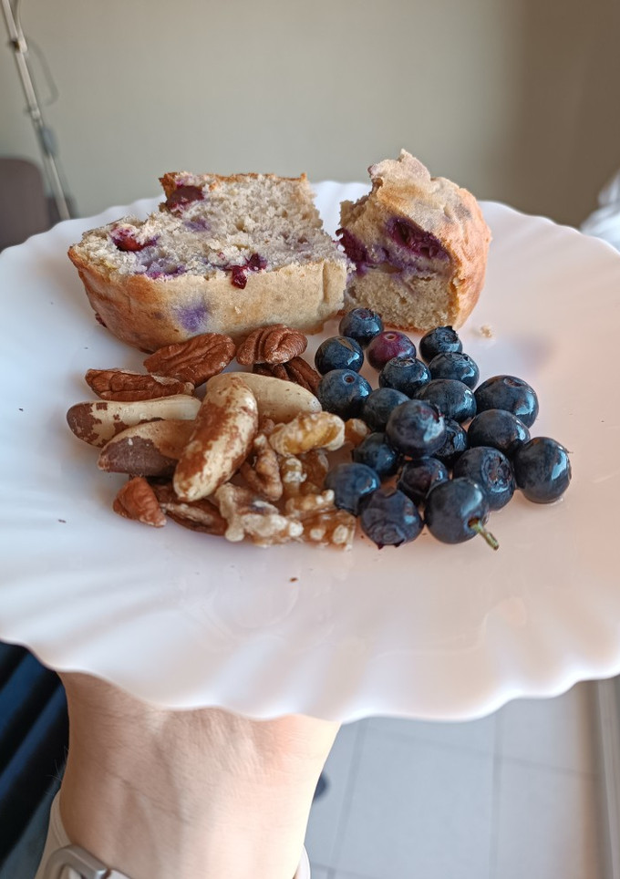 Una foto de Bizcocho de plátano y arándanos sin gluten ni mantequilla