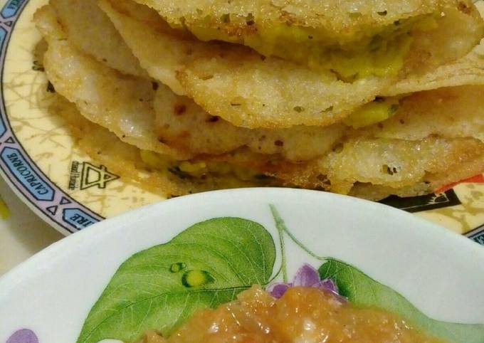 Доса — индийский блин с чатни из помидор и начинкой из картофеля
