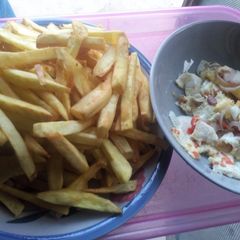 A picture of Potato chips and Fried Eggs.