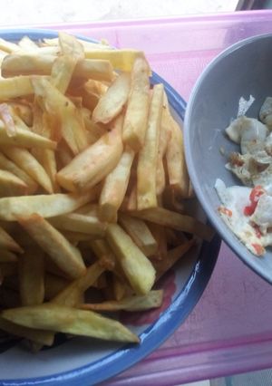 A picture of Potato chips and Fried Eggs.