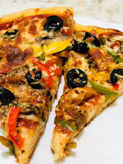 صورة لوصفة البيتزا الدجاج مع الفلفل البارد وزيتون وفطر 🍕🍕🍕😋