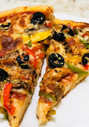 صورة لوصفة البيتزا الدجاج مع الفلفل البارد وزيتون وفطر 🍕🍕🍕😋