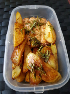 Lazac filé rozmaringos burgonyával recept fotója